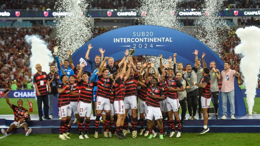 Jogadores do Flamengo sub-20 retornam aos treinos e ganham presente especial após conquistar o Mundial