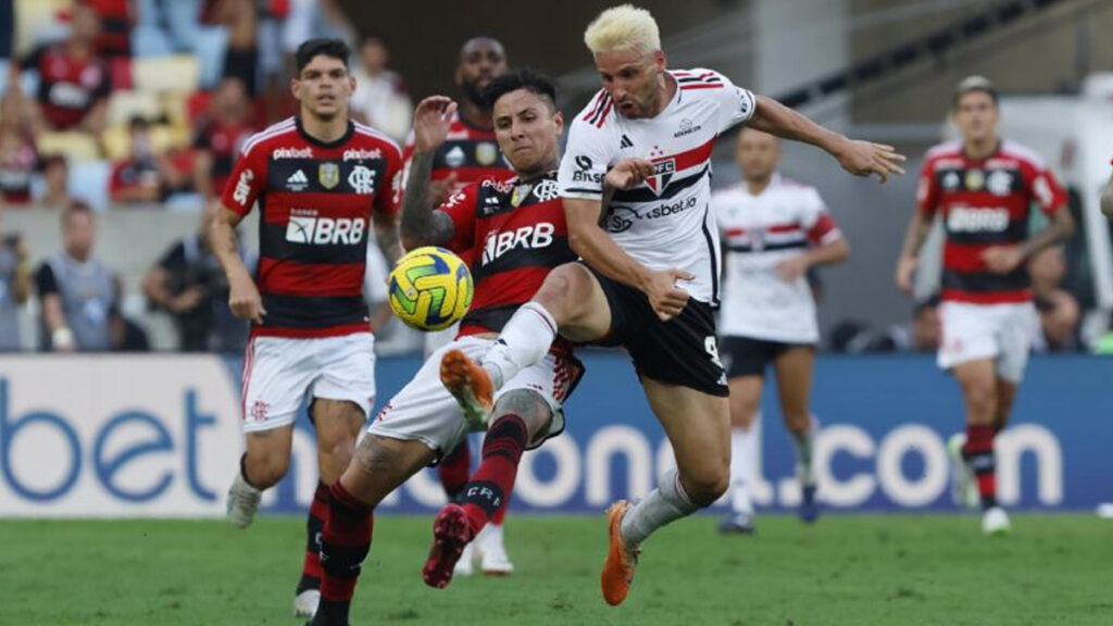 Flamengo busca superar retrospecto negativo contra o São Paulo para seguir líder do Brasileirão