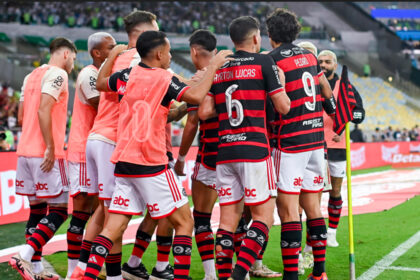 Jogadores do Flamengo se abraçando.