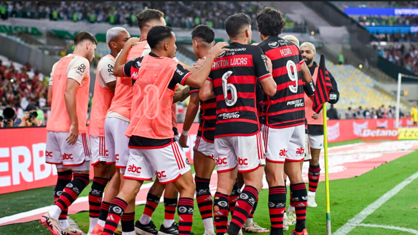 Jogadores do Flamengo se abraçando.