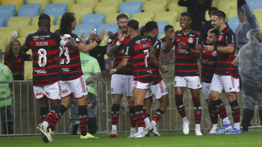 Elenco do Flamengo comemorando.