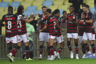 Elenco do Flamengo comemorando.