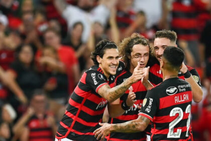 Jogadores do Flamengo se abraçando.