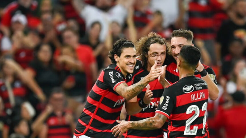 Jogadores do Flamengo se abraçando.