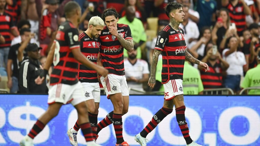 Flamengo tem 2 jogadores entre os 10 maiores salários do Brasil, diz portal