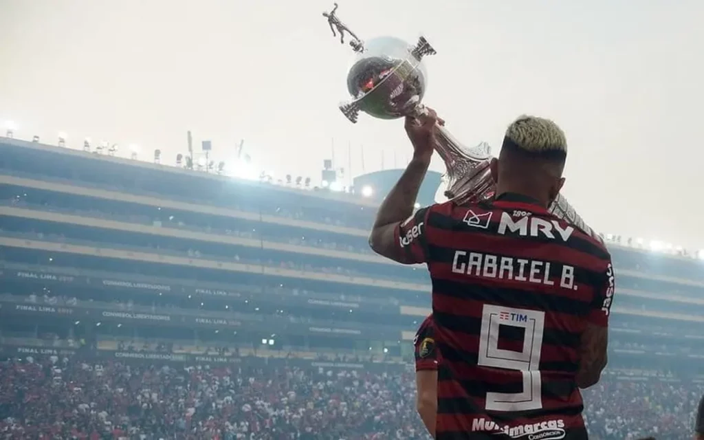 Gabigol recebe homenagem do Fla e se declara ao clube: “Flamengo até morrer”