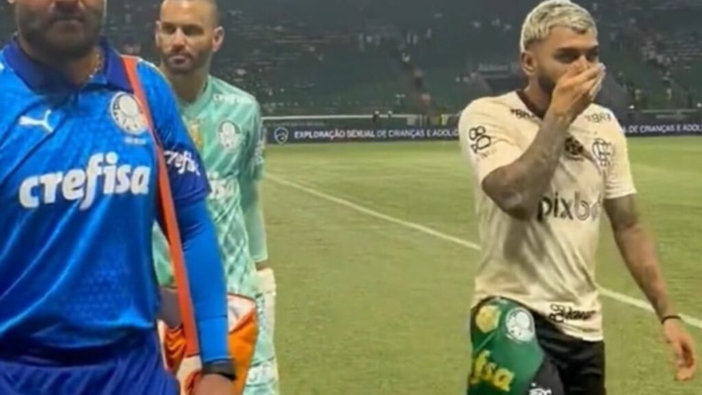 Gabigol comemora classificação do Flamengo com camisa do Palmeiras e irrita torcedores