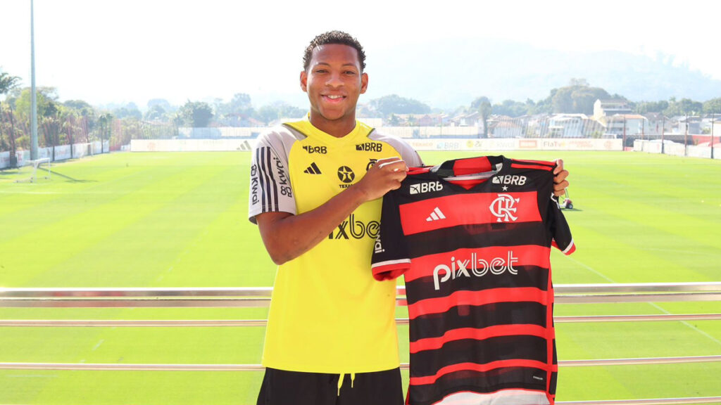 Alex Sandro e Gonzalo Plata treinam no CT do Flamengo pela 1ª vez neste sábado