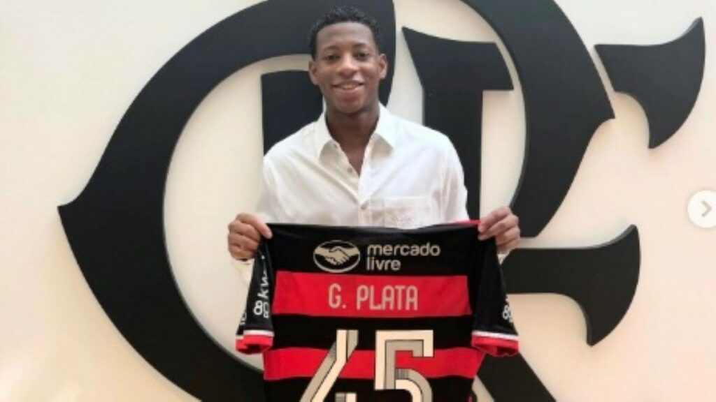 Plata publica 1ª foto como jogador do Flamengo e repete frase de Ronaldinho Gaúcho