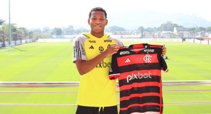 Alex Sandro e Gonzalo Plata treinam no CT do Flamengo pela 1ª vez neste sábado