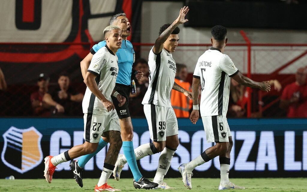 Botafogo vence, e Flamengo precisa bater o São Paulo para voltar à liderança do Brasileirão