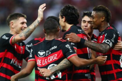 Jogadores do Flamengo se abraçando.