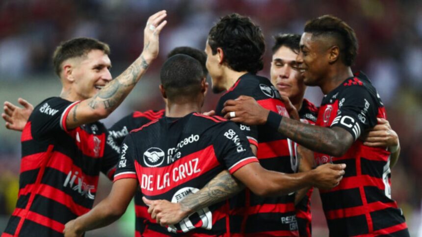 Jogadores do Flamengo se abraçando.