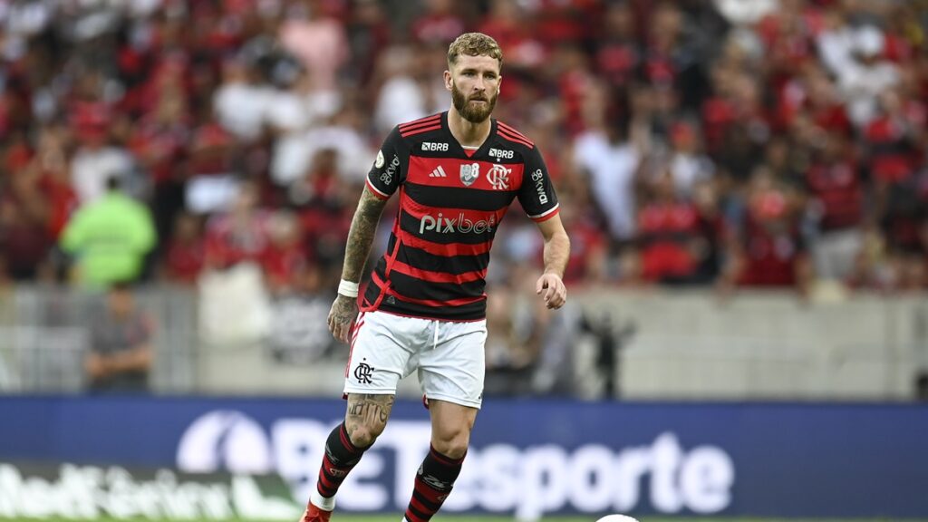 AGORA | Léo Pereira sofre lesão no joelho e está fora de jogo do Flamengo contra o Corinthians