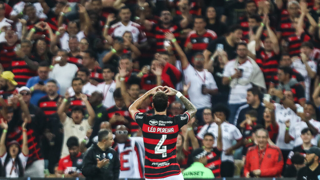 Zagueiro artilheiro, Léo Pereira se aproxima de marca histórica pelo Flamengo