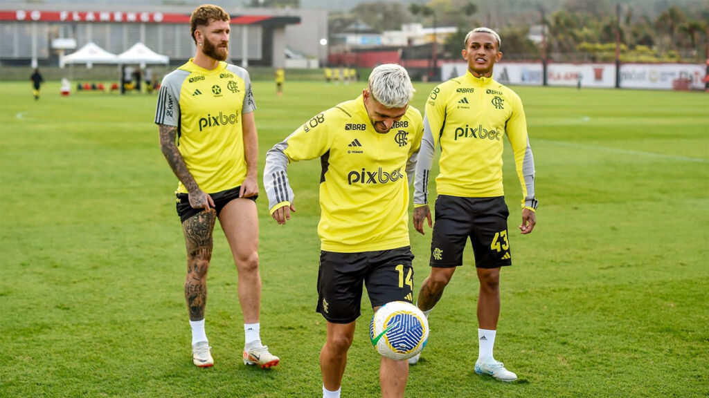 Léo Pereira, Arrascaeta e Wesley treinam no CT do Flamengo