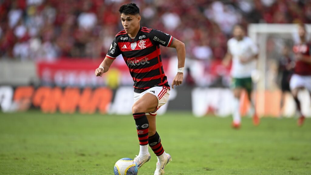 Luiz Araújo pode ficar fora da temporada 2024; veja situação da lesão do atacante do Flamengo