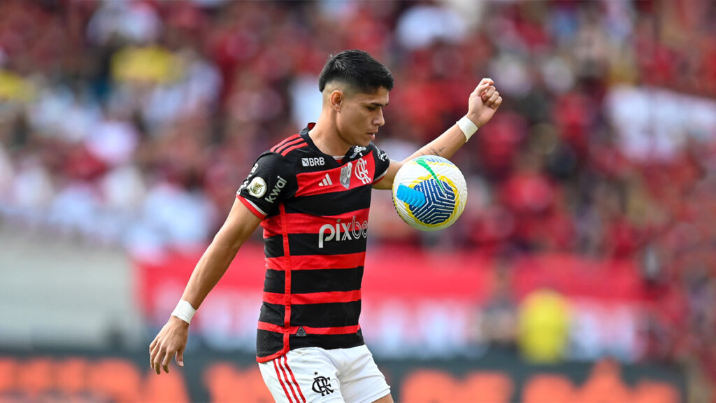 Luiz Araújo apresenta fadiga muscular e desfalca Flamengo em jogo de hoje