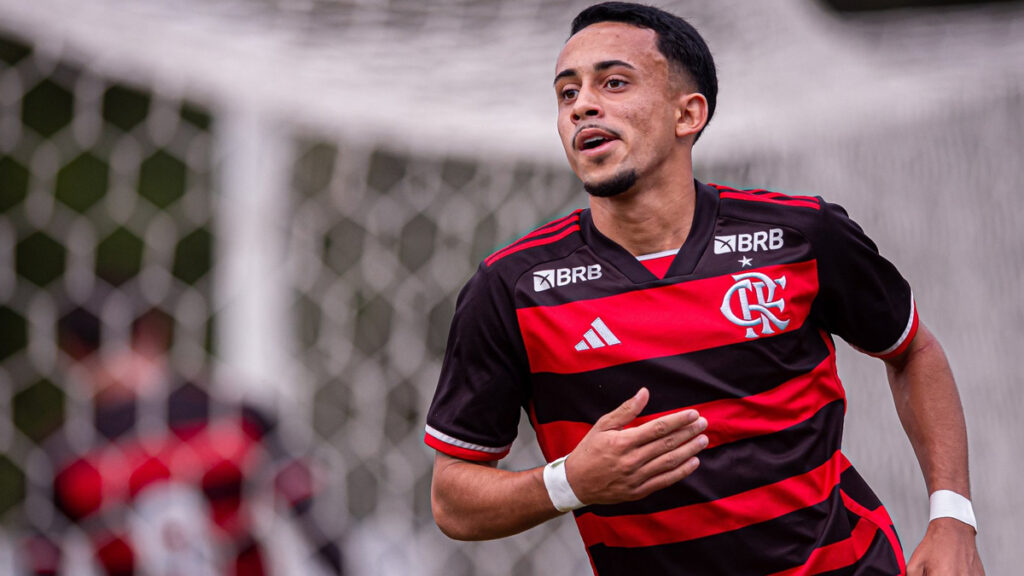 Matheus Gonçalves revela motivo de ter ficado no Flamengo e se declara: “Meu time de coração”