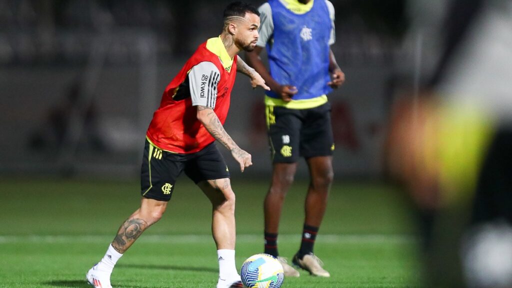 Michael treina pela 1ª vez após retorno ao Flamengo e vira opção para jogo do Brasileirão