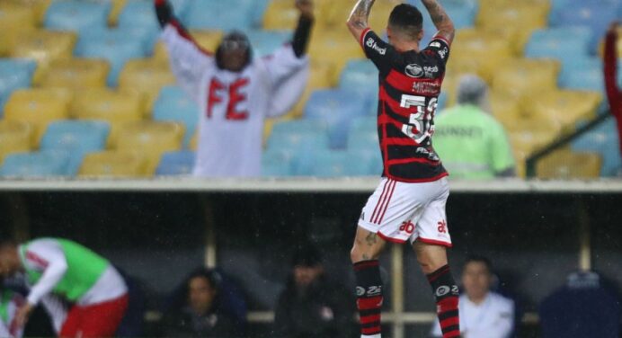 Com Michael, Tite esboça time titular do Flamengo para jogo de hoje; veja provável escalação