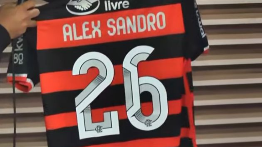 Flamengo define número da camisa de Alex Sandro