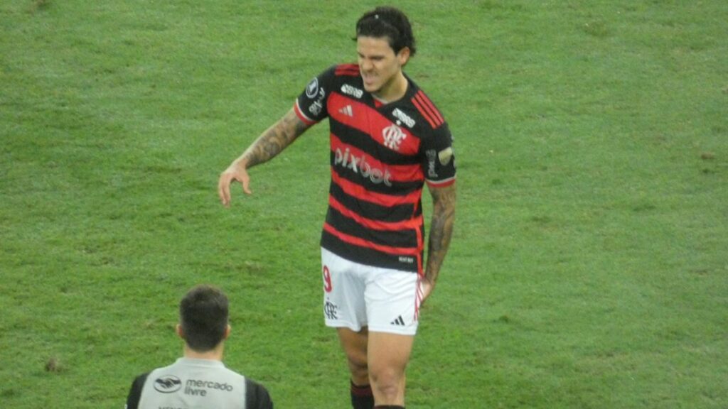 Pedro sai com suspeita de lesão, é substituído por Gabigol e pode ficar fora de próximos jogos do Flamengo