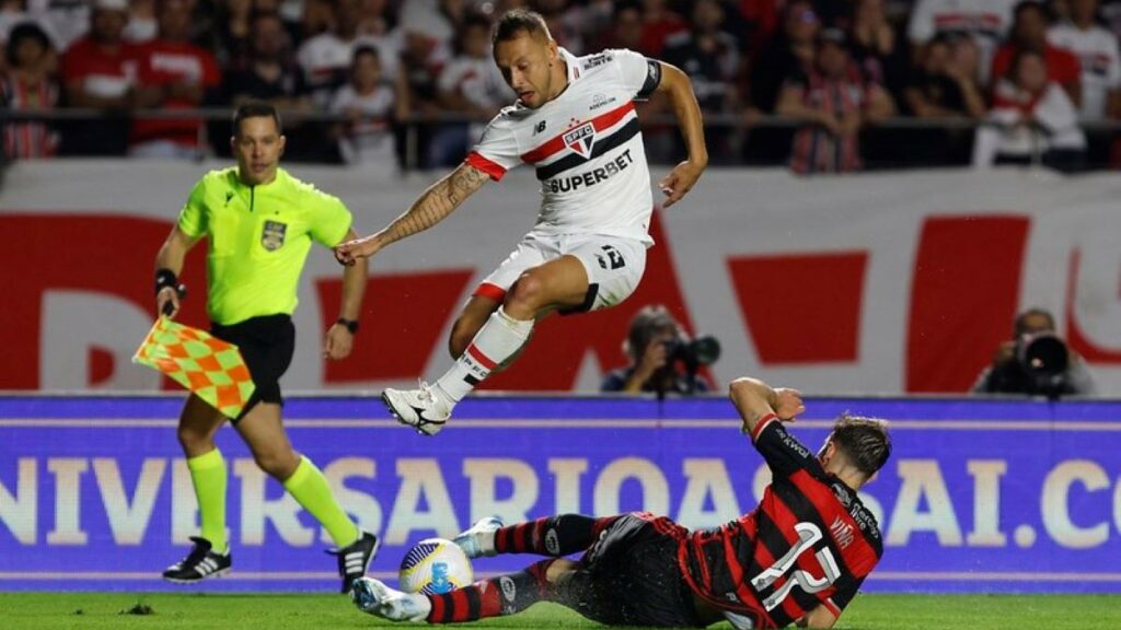 Rafinha, do São Paulo, rasga elogios ao Flamengo: “Um dos melhores times do Brasil”