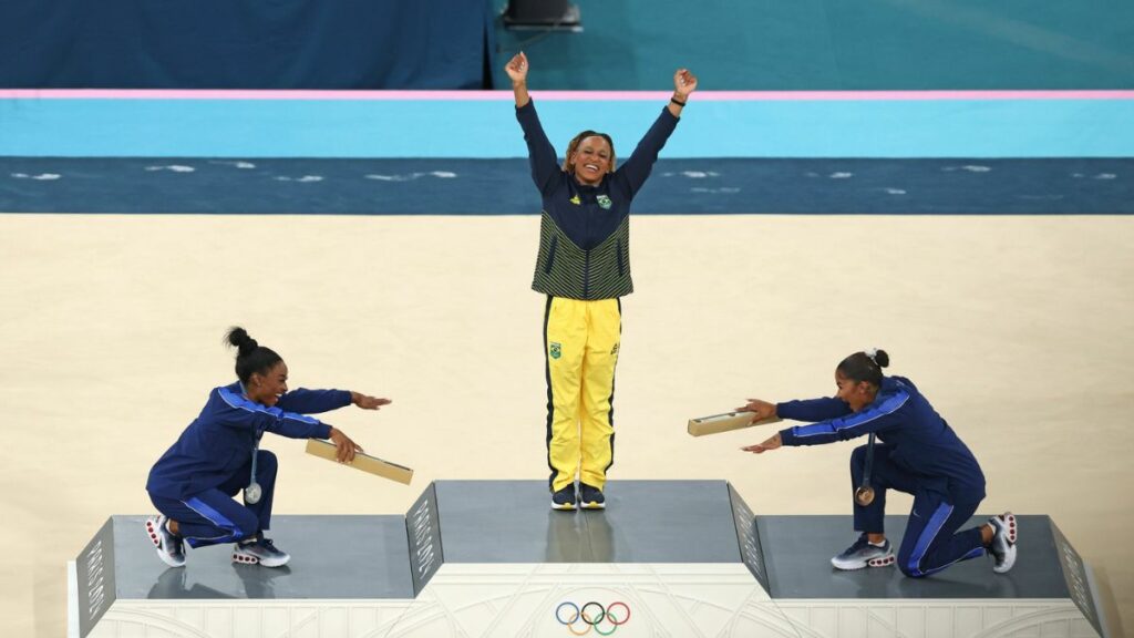 Simone Biles rasgas elogios a Rebeca Andrade e explica motivo de reverência no pódio das Olimpíadas