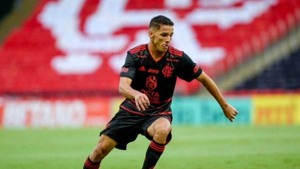 Clube português faz proposta por atacante do Flamengo