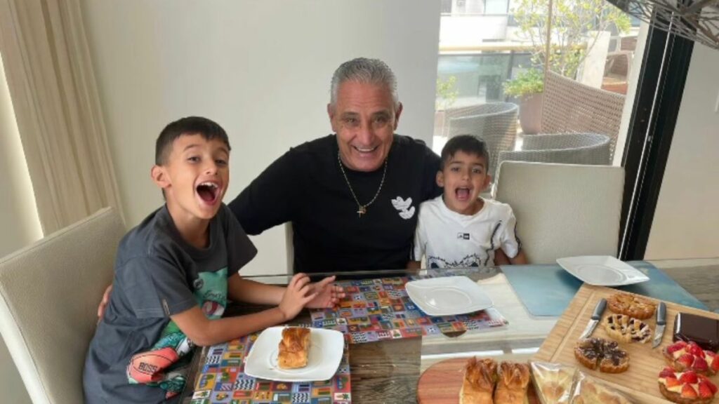 Tite é recebido em casa pelos netos após internação.