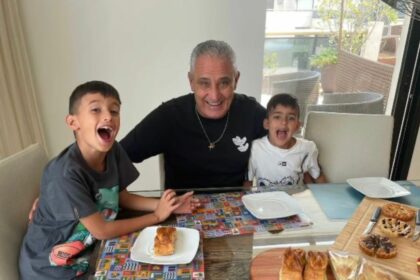 Tite é recebido em casa pelos netos após internação.