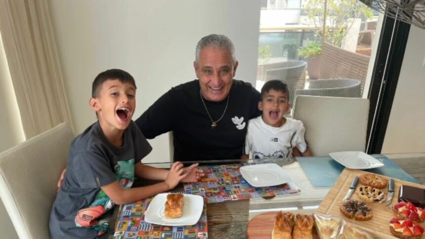 Tite é recebido em casa pelos netos após internação.