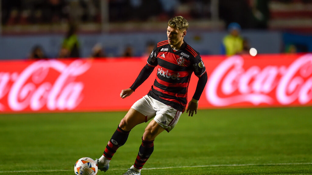 Varela aguarda exames no Flamengo antes de se apresentar à Seleção do Uruguai para jogos das Eliminatórias