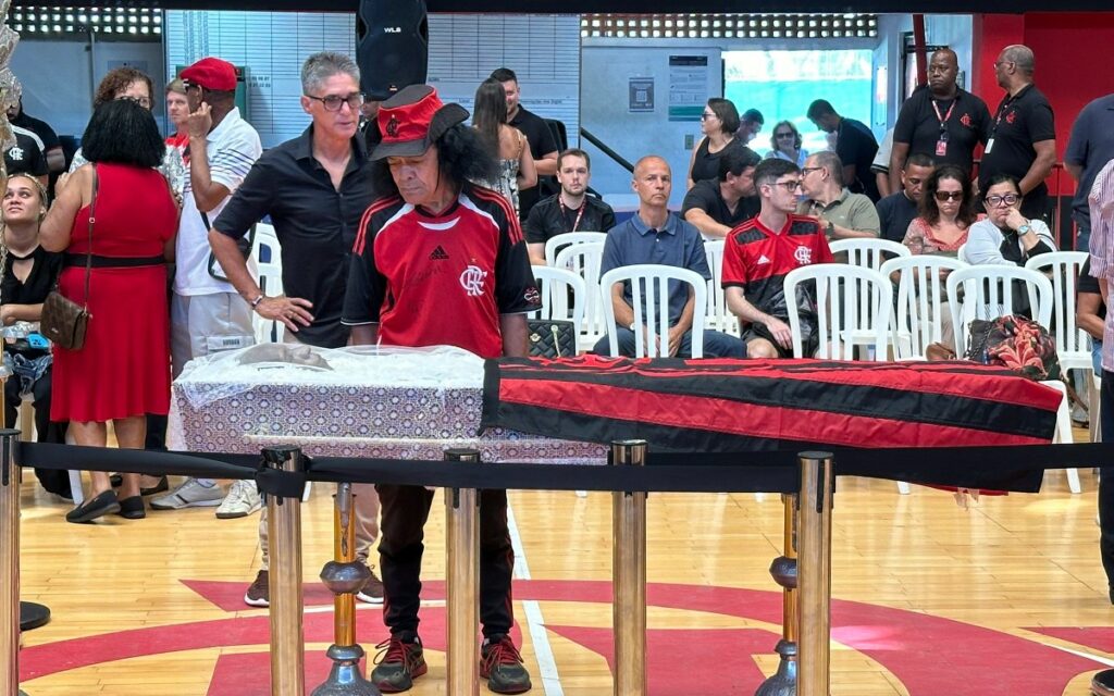 Torcedores e ex-jogadores do Flamengo se despedem de Adílio em velório na Gávea