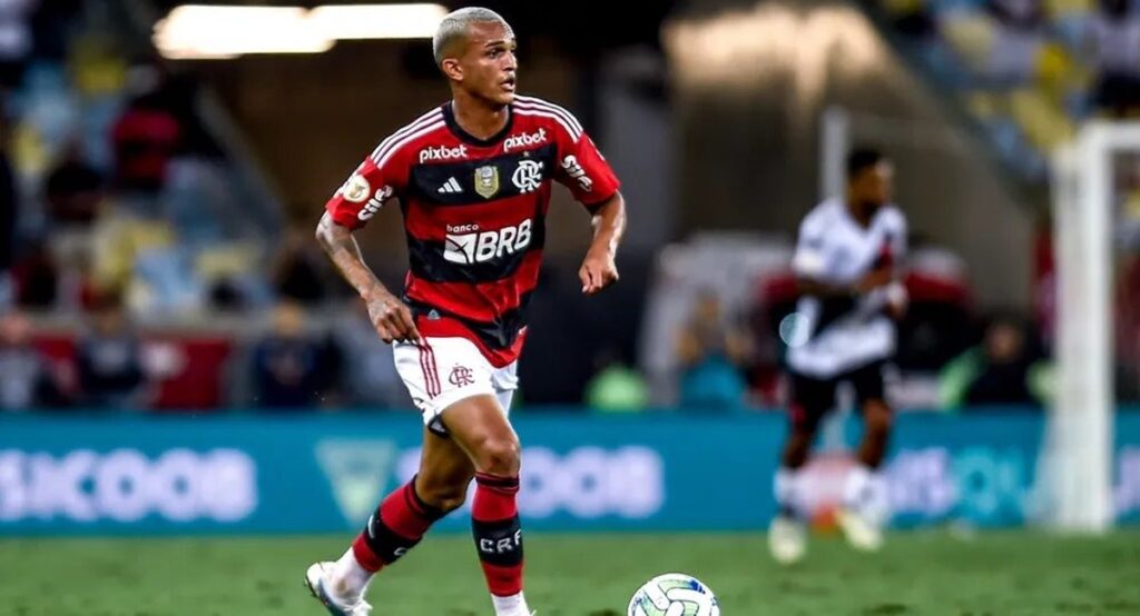 Wesley e David Luiz deixam o estádio mancando após jogo do Flamengo