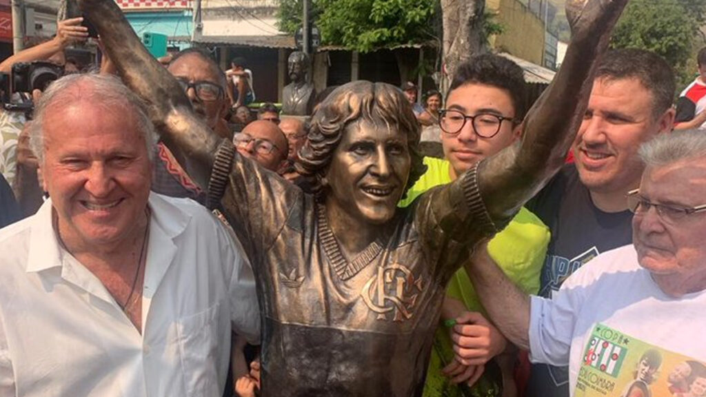 Zico ganha estátua no Rio e se emociona: “Agradecer à torcida do Flamengo”