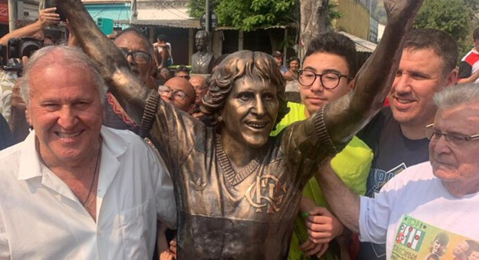 Zico ganha estátua no Rio e se emociona: “Agradecer à torcida do Flamengo”