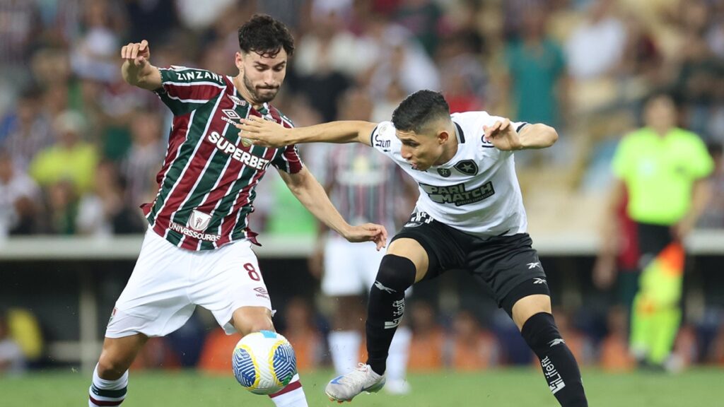 Botafogo vence Fluminense no final e aumenta distância para o Flamengo no Brasileirão