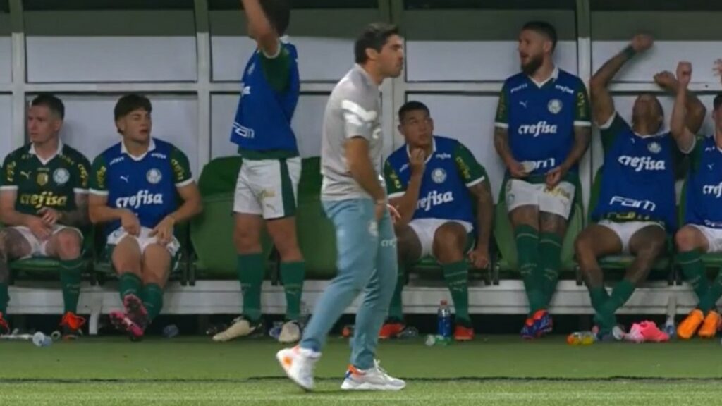 Técnico do Palmeiras, Abel Ferreira será julgado por gesto obsceno contra o Flamengo