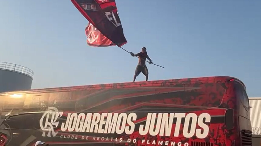 AeroFla: torcida faz festa em meio ao embarque do Flamengo para jogo contra o Peñarol na Libertadores