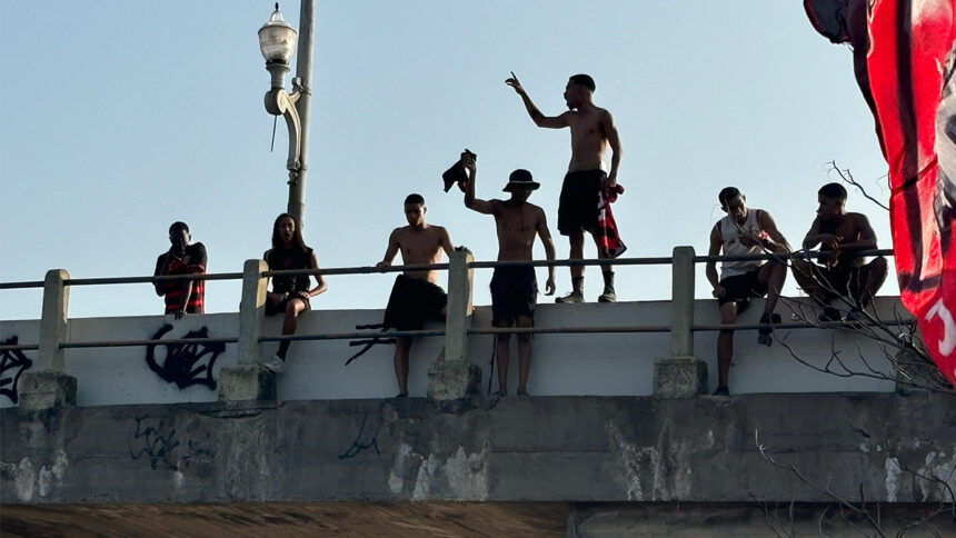 AGORA | Torcedores se penduram em viaduto para apoiar Flamengo na Libertadores