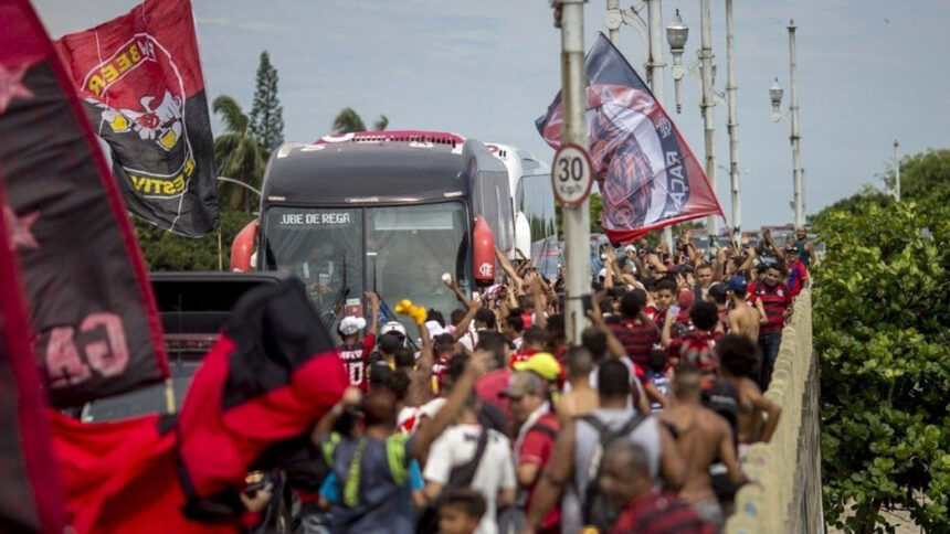 Torcedores preparam “AeroFla” em embarque do Flamengo para jogo da Libertadores no Uruguai