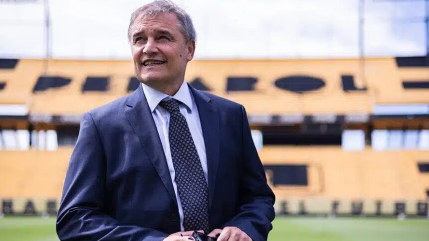 Diego Aguirre em apresentação no Peñarol, do Uruguai