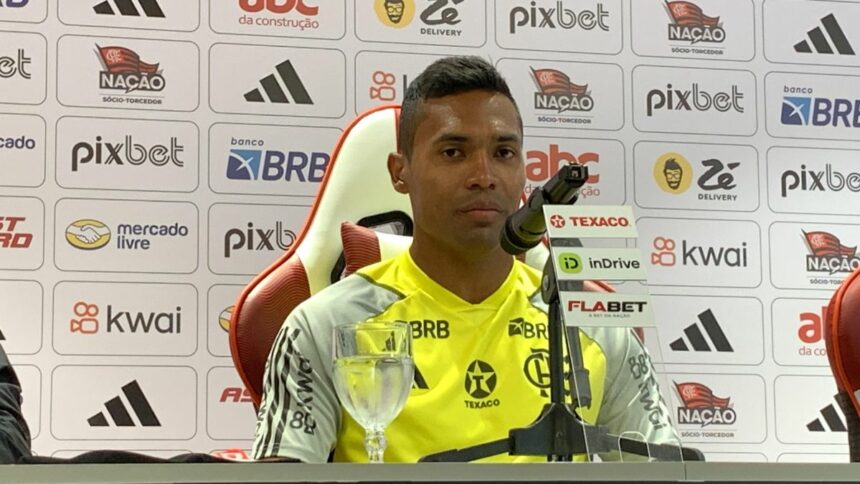 Alex Sandro revela troca de mensagens com novo reforço do Flamengo antes de chegada ao Rio