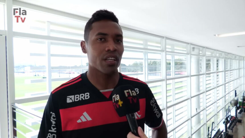 Alex Sandro se impressiona com CT do Flamengo e fala sobre estreia: “Agora é estar em forma”