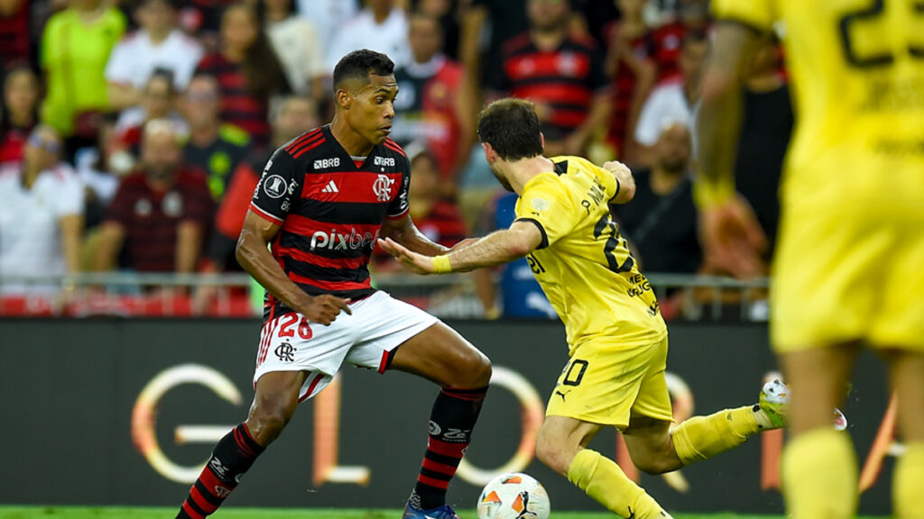 Alex Sandro em ação pelo Flamengo contra o Peñarol, na Libertadores