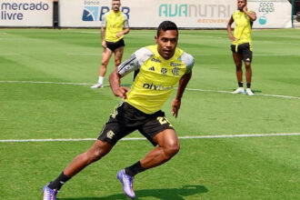 Alex Sandro em treino do Flamengo no CT Ninho do Urubu