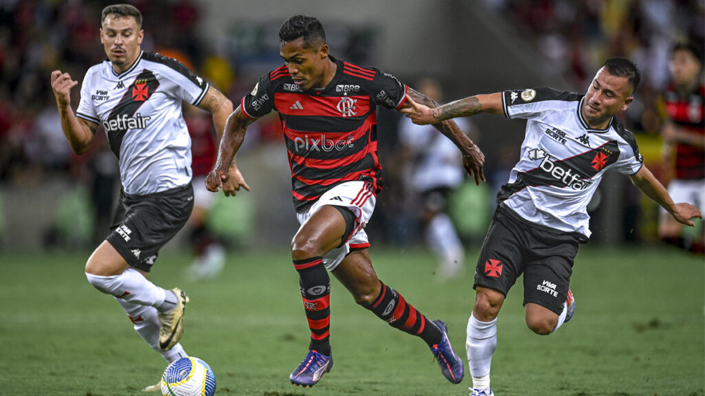 Alex Sandro em ação em jogo contra o Vasco no Maracanã