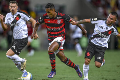 Alex Sandro em ação em jogo contra o Vasco no Maracanã